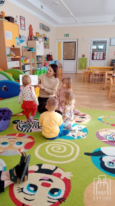 Biblioteka Gorlice, Pierwsze kroki… w świecie książek Bibliotekarka czyta dzieciom opowiadnanie.jpg